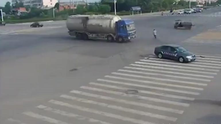 Σταματήστε το τρίκυκλο!